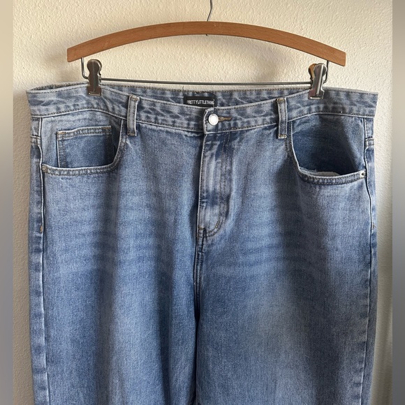 PrettyLittleThing Plus Size 16. Light Wash Split Hem Jeans - Picture 4 of 11